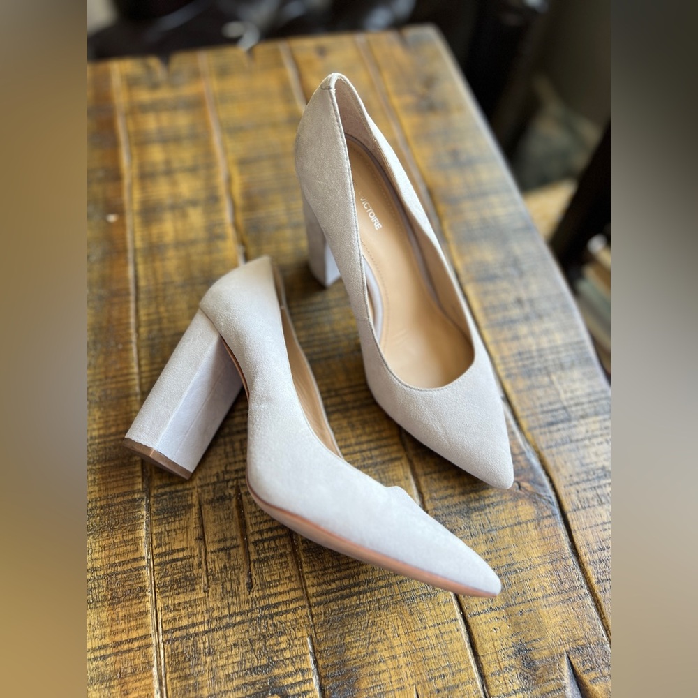 Pour La Victoire Light Gray Suede Pumps